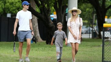 Ivanka Trump y su esposo Jared Kushner llevan a su hijo, Theo, a un juego de béisbol de ligas menores en Miami el domingo.