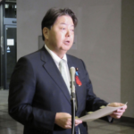 El ministro de Relaciones Exteriores de Japón, Yoshimasa Hayashi, habla con los periodistas en su ministerio en Tokio el 4 de octubre de 2022. (Kyodo)