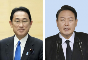 El shoto combinado muestra al primer ministro japonés, Fumio Kishida (izquierda), y al presidente de Corea del Sur, Yoon Suk Yeol.  (Kiodo)