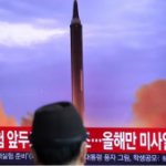 Un hombre mira un informe de noticias sobre Corea del Norte disparando un misil balístico sobre Japón en Seúl el 4 de octubre. (Reuters)
