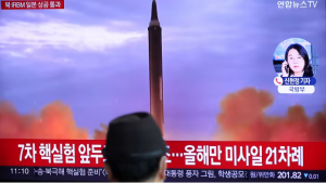 Un hombre mira un informe de noticias sobre Corea del Norte disparando un misil balístico sobre Japón en Seúl el 4 de octubre. (Reuters)