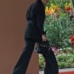 Lista para el otoño: Jennifer Lopez, de 53 años, lucía lista para el otoño con un traje negro con una chaqueta con cinturón y mangas largas con un par de pantalones anchos cuando llegó para desayunar el domingo con su esposo.