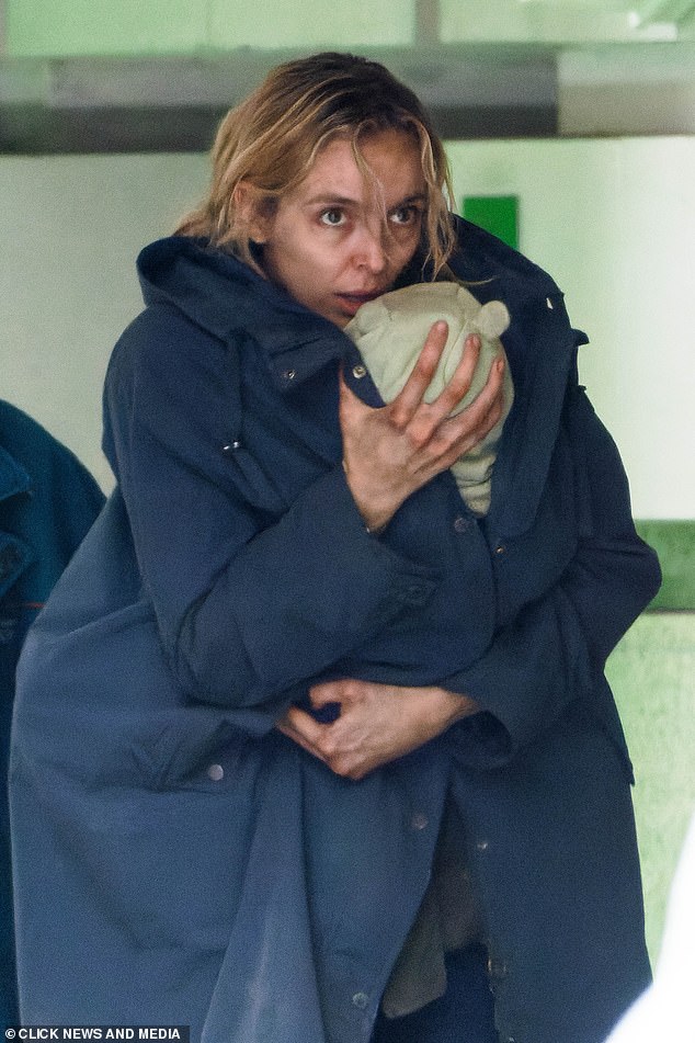 Tiempo: Jodie Comer se veía despeinada mientras filmaba el nuevo thriller distópico The End We Start From el domingo en el techo del Hard Rock Cafe de Londres en Piccadilly