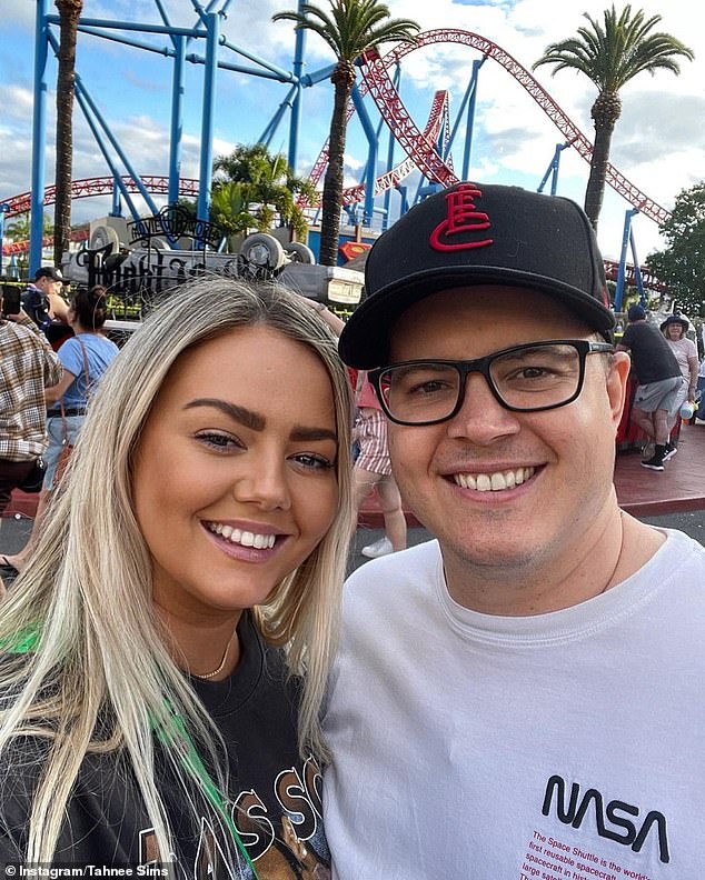 Johnny Ruffo y su novia Tahnee Sims disfrutaron de un día lleno de diversión en Movie World en Queensland el miércoles.  Ambos en la foto