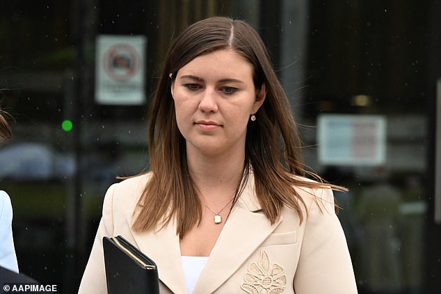 Brittany Higgins deja la Corte Suprema de ACT en Canberra después de subir al estrado de los testigos en el juicio de su presunto violador