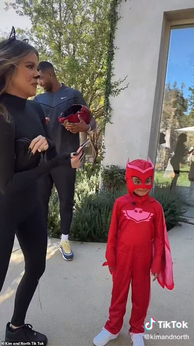 Familia: Khloe Kardashian, de 38 años, pasó el fin de semana de Halloween con su ex infiel Tristan Thompson, de 31 años, y sus dos hijos: su hija True, de cuatro años, y su hijo recién nacido.