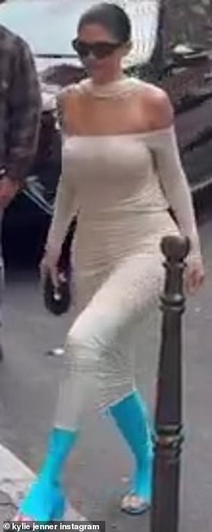 En: Kylie Jenner usó atuendos completamente diferentes al entrar y salir del desfile de Balenciaga en la Semana de la Moda de París