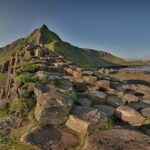 Cada año, millones de turistas acuden a Irlanda del Norte para visitar la Calzada del Gigante, una formación inusual de 40 000 columnas de piedra que descienden suavemente hacia el mar.