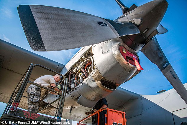 La Fuerza Aérea de los Estados Unidos ha dejado en tierra una gran parte de sus aviones de carga C-130H en medio de preocupaciones de que fueron construidos con barriles de hélice defectuosos que podrían agrietarse y perder líquido.