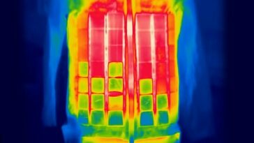 El equipo está trabajando con la Universidad de Manchester en una chaqueta térmica de camuflaje diseñada para hacer que el cuerpo humano sea invisible para las cámaras infrarrojas.