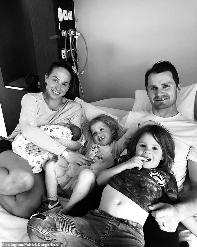 La estrella de los gatos de Geelong, Patrick Dangerfield, se ha convertido en padre por tercera vez.  El campeón de la AFL, de 32 años, y su esposa Mardi dieron la bienvenida a su hija Winnifred Elizabeth Dangerfield el sábado.