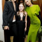Todo sonrisas: las hermanas modelo Gigi y Bella Hadid estaban de buen humor cuando posaron con Harper Beckham en el desfile de su madre durante la Semana de la Moda de París el viernes.