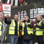 Los miembros de los sindicatos TSSA y RMT se paran en uno de los muchos piquetes en todo el Reino Unido el 1 de octubre. Los sindicatos advirtieron que el personal está 'en esto por mucho tiempo' y que volverán a la huelga el sábado.