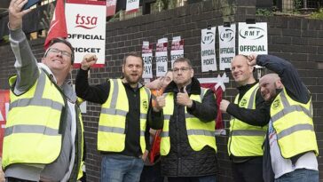 Los miembros de los sindicatos TSSA y RMT se paran en uno de los muchos piquetes en todo el Reino Unido el 1 de octubre. Los sindicatos advirtieron que el personal está 'en esto por mucho tiempo' y que volverán a la huelga el sábado.