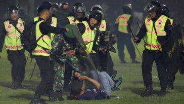 La policía de Indonesia dice que 129 personas murieron después de una estampida en un partido de fútbol