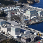 Los reactores n.º 1, n.º 2 y n.º 3 de la central nuclear de Shimane se ven en la ciudad de Matsue en esta foto tomada desde un helicóptero Mainichi Shimbun el 29 de noviembre de 2021. (Mainichi/Kenji Konoha)