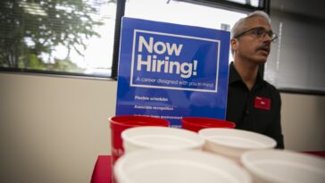 La tasa de desempleo de los hispanos cae drásticamente en septiembre, pero menos trabajadores se unen a la fuerza laboral