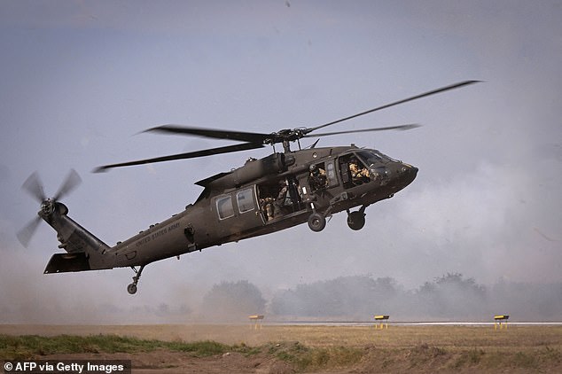 Según los informes, una redada de las fuerzas especiales de EE. UU. en tres helicópteros se aventuró profundamente en el territorio controlado por el gobierno en Siria para realizar una redada contra un presunto comandante de ISIS, lo que resultó en su muerte y la detención de su familia (en la imagen: Imagen de archivo de un helicóptero Black Hawk)