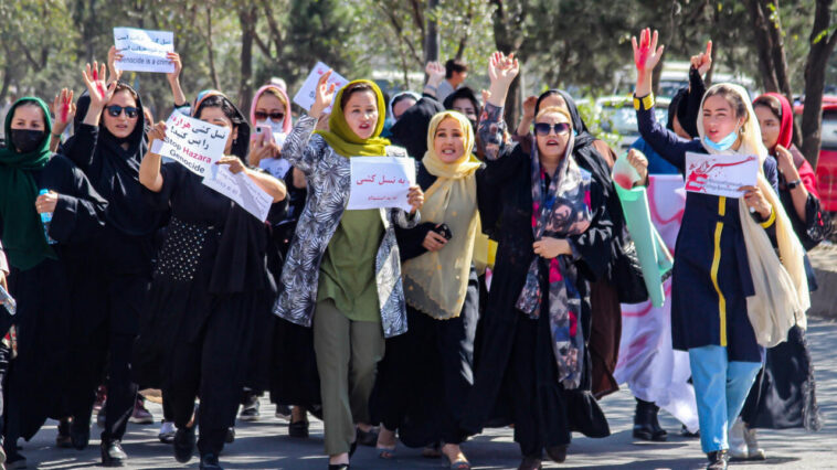 Las mujeres afganas protestan contra el 'genocidio' hazara después de que decenas de personas mueren en el atentado de Kabul