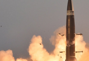 Esta foto de archivo del 26 de marzo, portada por la Agencia Central de Noticias de Corea del Norte, muestra el lanzamiento de un misil KN-23 desde un lanzador transportador erector el 25 de marzo. Corea del Norte disparó el jueves dos misiles balísticos de corto alcance, uno de los cuales se supone que es el KN-25.