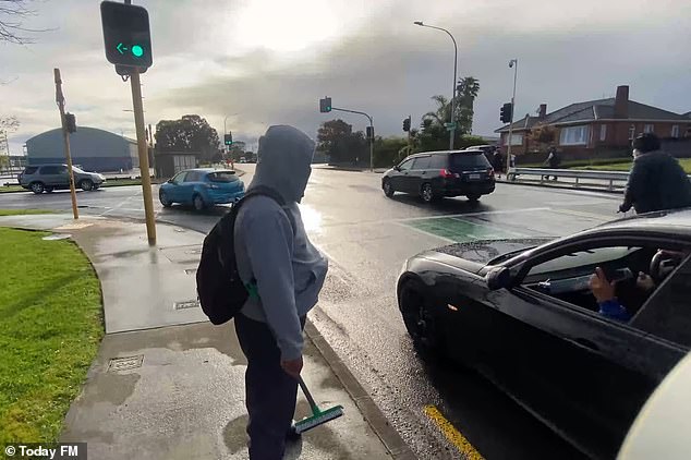 La policía reveló que un limpiador de ventanas parado junto a un semáforo en el sur de Auckland, Nueva Zelanda, era un oficial disfrazado.