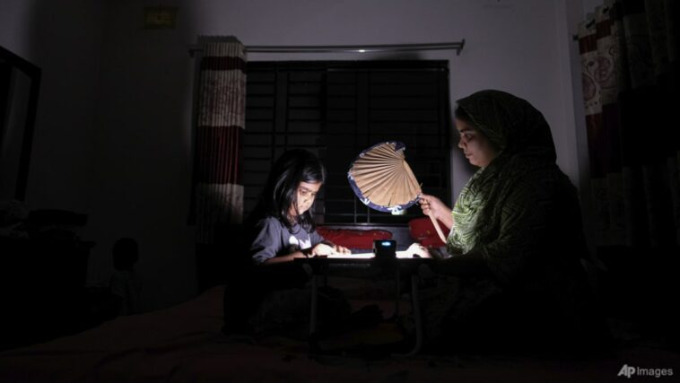 Los apagones de energía afectan a 130 millones de personas en Bangladesh después de una falla en la red
