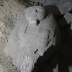 El sarcófago de granito rosa de Ptah-em-wia, un noble egipcio de alto rango, fue encontrado en una antigua cámara funeraria cerca de El Cairo, donde ha estado reposando durante miles de años.