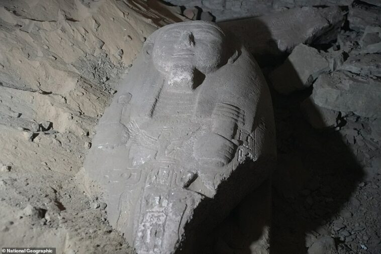 El sarcófago de granito rosa de Ptah-em-wia, un noble egipcio de alto rango, fue encontrado en una antigua cámara funeraria cerca de El Cairo, donde ha estado reposando durante miles de años.