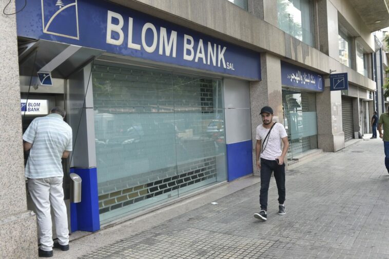 Los bancos en el Líbano vuelven a cerrar mientras los ciudadanos recurren a los atracos