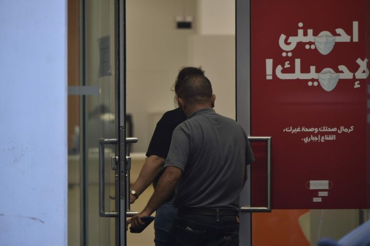 Los depositantes asaltan 3 bancos en el Líbano para exigir dinero congelado