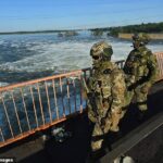 Militares rusos patrullan en la central hidroeléctrica de Kakhovka, Óblast de Kherson, en medio de la acción militar rusa en curso en Ucrania