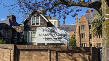 El St Andrew's College de la Universidad de Sydney (en la foto) suspendió a los estudiantes por el incidente en una universidad interestatal el sábado pasado.