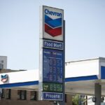 El letrero de una gasolinera Shell muestra el precio de la gasolina el 21 de septiembre de 2022 en Los Ángeles.  Los precios de la gasolina alcanzaron un récord en la ciudad esta semana, a $6.49 el galón