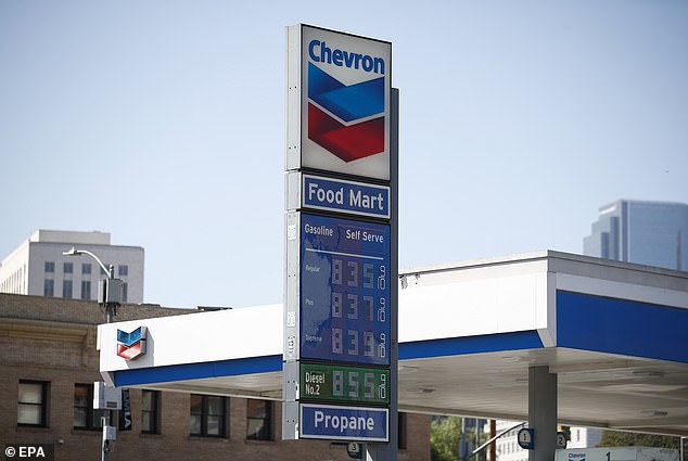 El letrero de una gasolinera Shell muestra el precio de la gasolina el 21 de septiembre de 2022 en Los Ángeles.  Los precios de la gasolina alcanzaron un récord en la ciudad esta semana, a $6.49 el galón