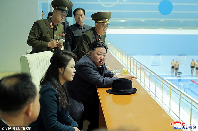 Se ha ordenado a la policía de Corea del Norte que aumente la seguridad en todo el país para garantizar que el dictador Kim Jong Un (en la foto durante una visita a una escuela el 17 de octubre) esté protegido, en medio de informes sobre el desmoronamiento de la lealtad hacia él.