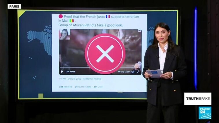 Los usuarios de las redes sociales afirman falsamente que los soldados franceses están armando a los terroristas en Malí