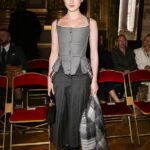 A la moda: Maisie Williams se veía elegante cuando asistió al desfile Primavera/Verano 2023 de Thom Browne Womenswear durante la Semana de la Moda de París el lunes