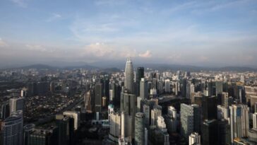 Malasia anuncia un presupuesto más ajustado para 2023 y advierte sobre una desaceleración del crecimiento