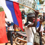 Manifestantes en Burkina Faso protestan contra Francia y la CEDEAO mientras ondean banderas rusas