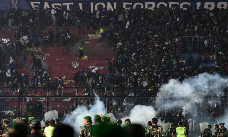 Más de 100 muertos en estampida en partido de fútbol de Indonesia