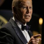 El presidente Joe Biden disfruta de un índice de aprobación del 51% entre los votantes latinos en general, pero se queda atrás en los temas de seguridad fronteriza e inmigración, y la economía.