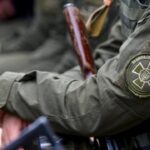 Miembros de la Guardia Nacional destruyen depósito de municiones ruso en la región de Kharkiv