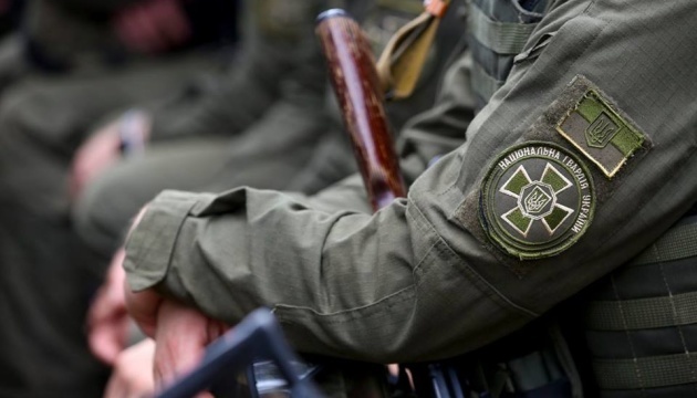 Miembros de la Guardia Nacional destruyen depósito de municiones ruso en la región de Kharkiv