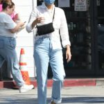 Manteniéndolo informal: Mila Kunis, de 39 años, cortó una figura informal mientras disfrutaba de un desayuno al aire libre con amigos en el Beverly Glen Deli en Bel Air el jueves.
