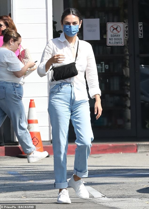 Manteniéndolo informal: Mila Kunis, de 39 años, cortó una figura informal mientras disfrutaba de un desayuno al aire libre con amigos en el Beverly Glen Deli en Bel Air el jueves.