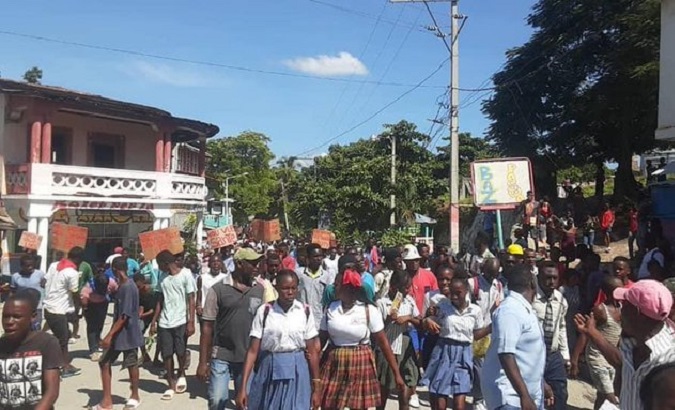 Miles de haitianos exigen la renuncia del primer ministro Henry