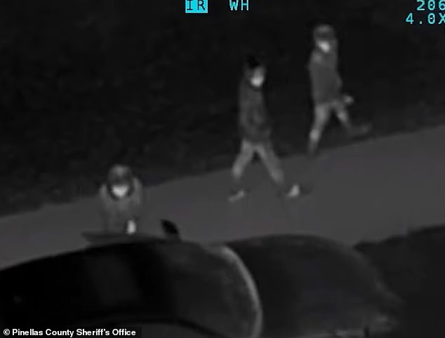 El alguacil del condado de Pinellas vio a tres adolescentes en un vecindario tranquilo con uno usando un guante para abrir un automóvil