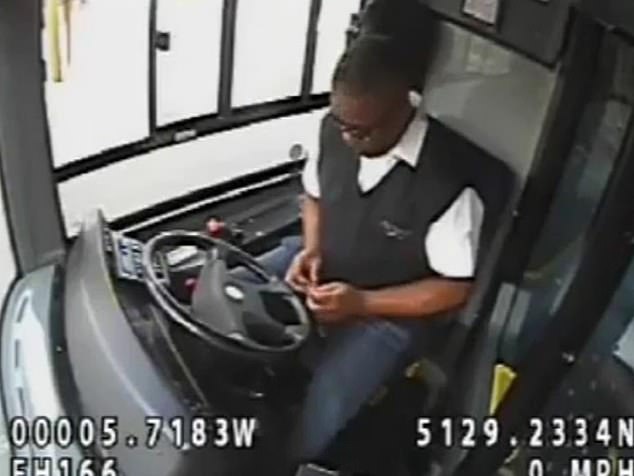 Este es el momento en que un conductor de autobús de TfL mira hacia otro lado de la carretera para recoger una barra de chocolate, y golpea y mata a un jubilado.