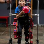 David Zabala, de 8 años, pudo dar sus primeros pasos gracias a un nuevo exoesqueleto diseñado específicamente para niños