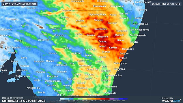 Fuertes vientos y lluvias seguirán azotando la costa este de Australia, según han advertido los expertos en meteorología (arriba, previsión total de precipitaciones para los dos días del fin de semana)